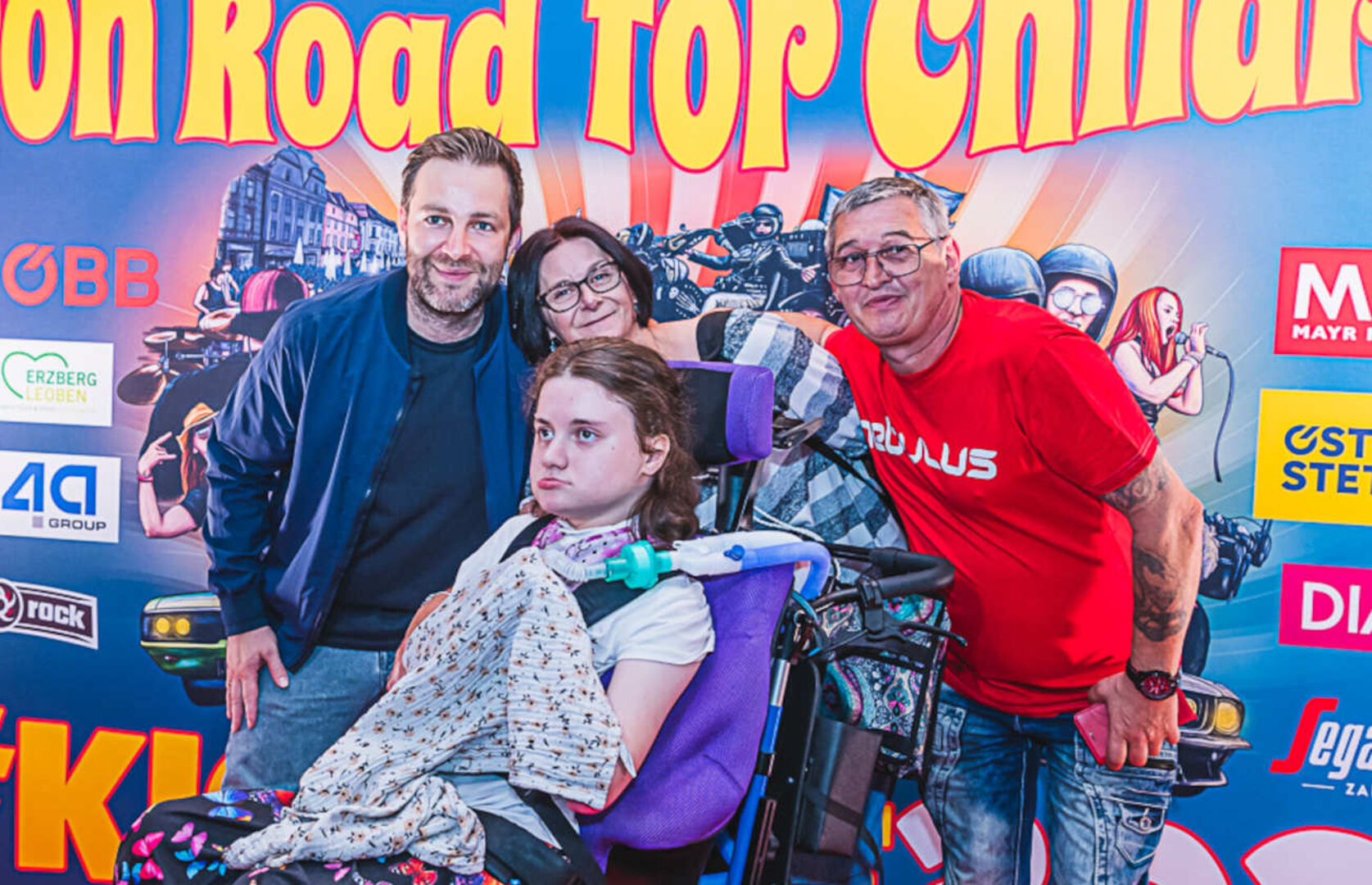 Sänger Josh und Spendenkind Tabea mit Familie