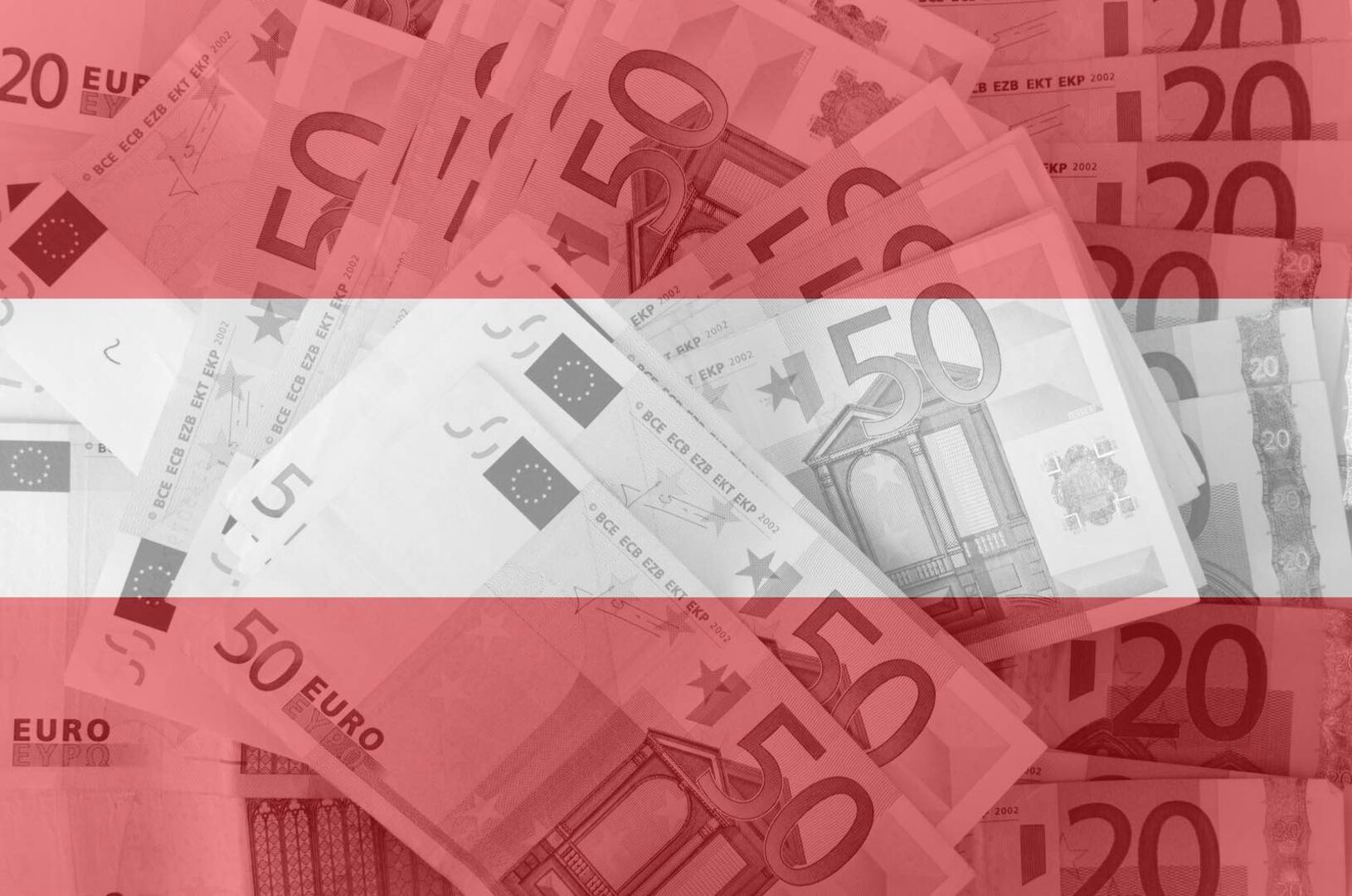 Österreichische Flagge mit Geldscheinen hinterlegt