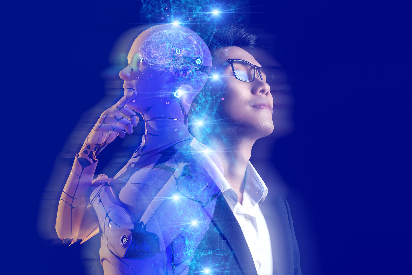 Roboter und Mensch mit virtueller Intelligenz