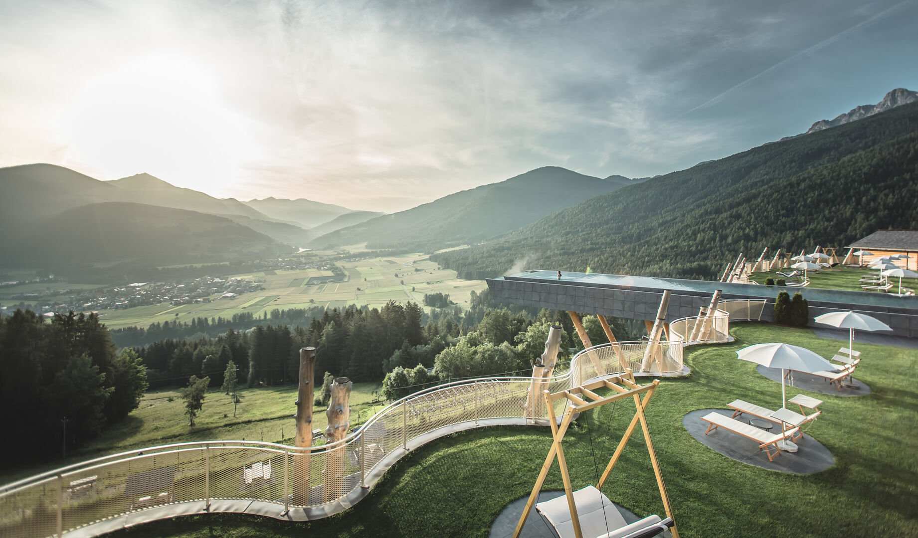 Infinitypool auf Stelzen, rundherum die Dolomiten
