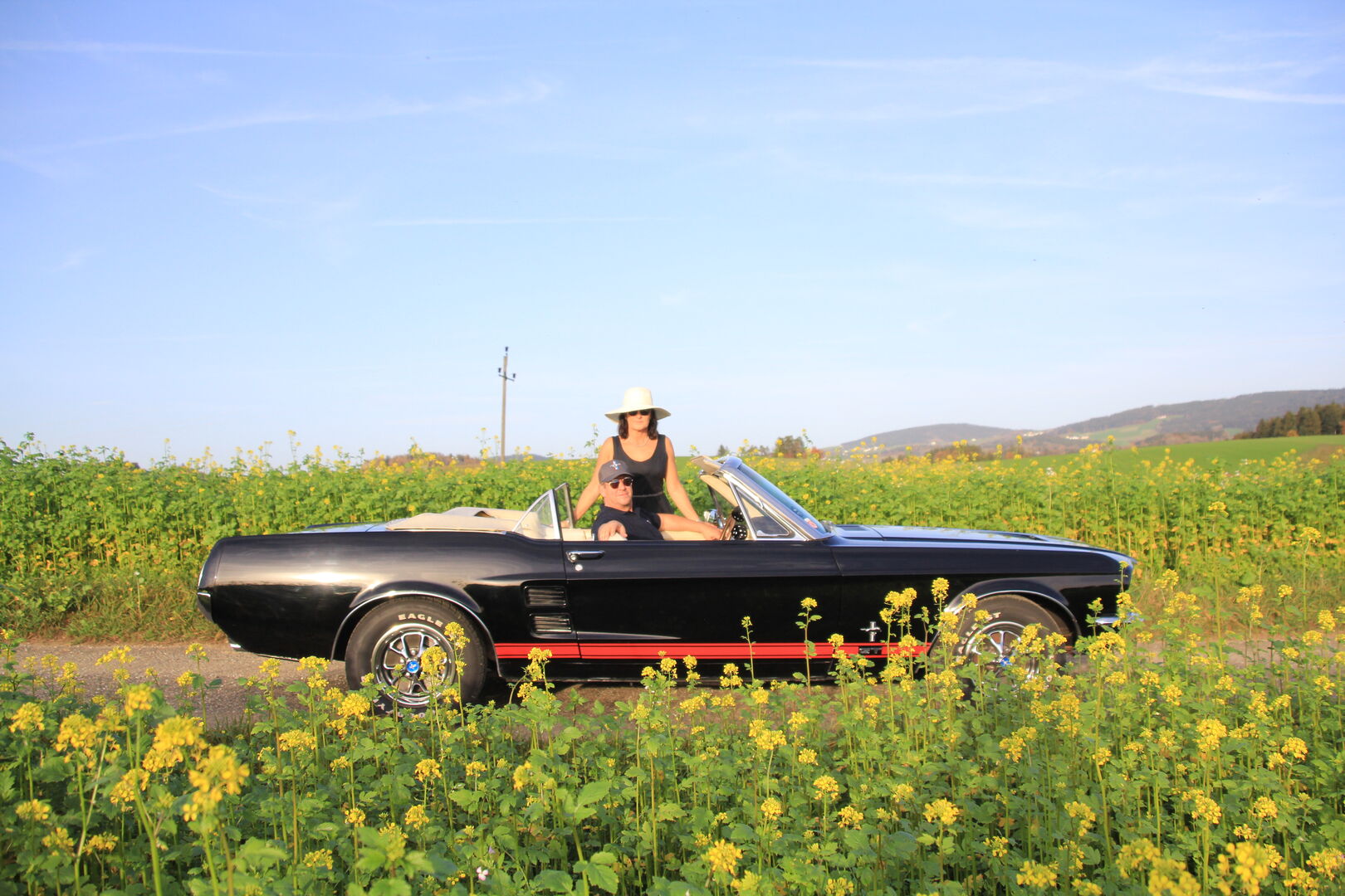 Helmut und Renate Dikany im Ford Mustang