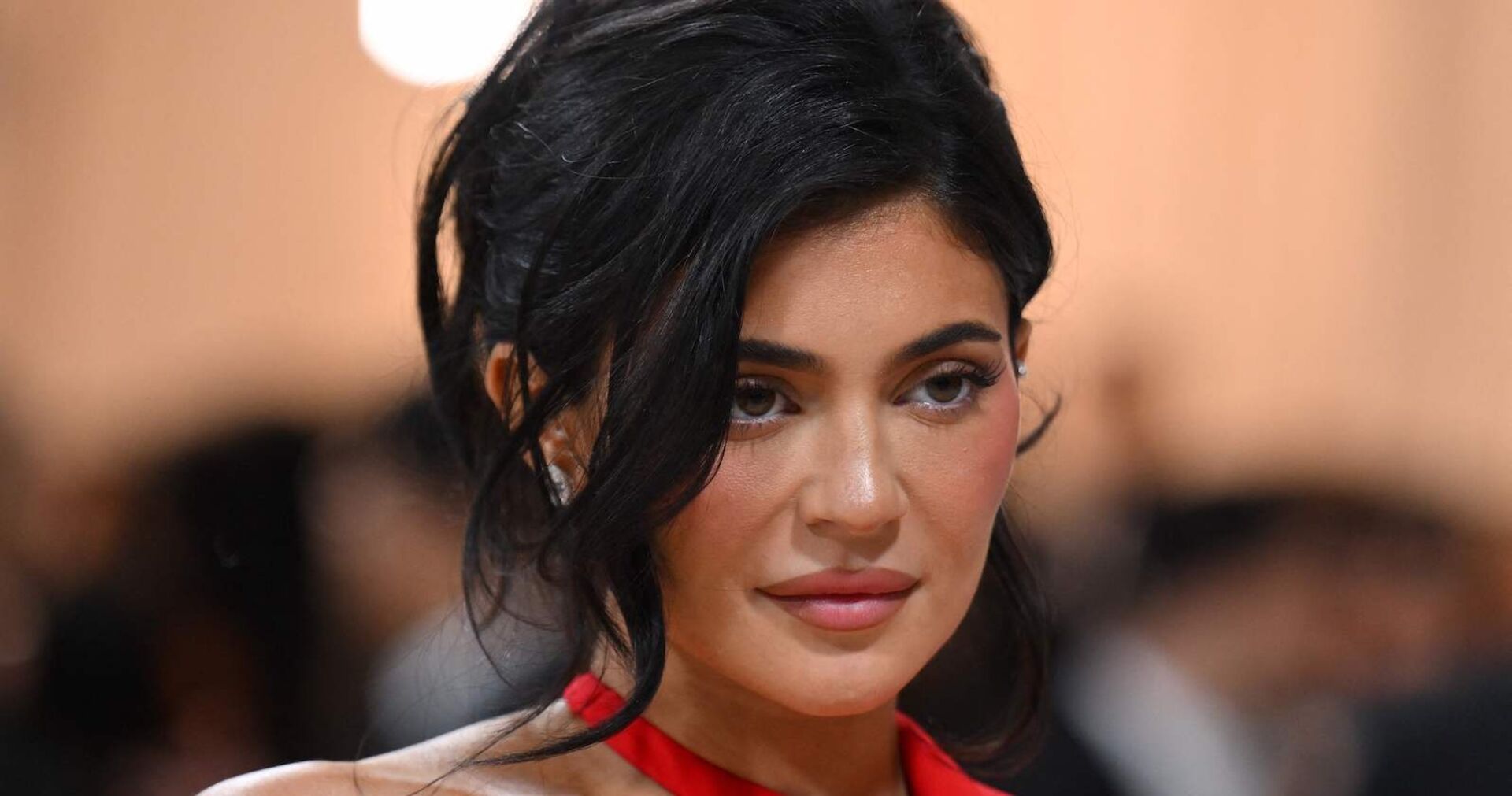 Eine schöne Frau mit schwarzen Haaren im Porträt