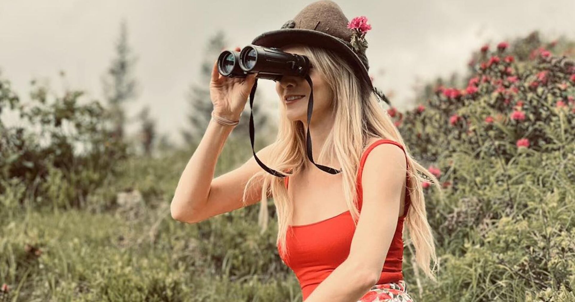 Eine Frau mit blonden langen Haaren und Badeanzug.