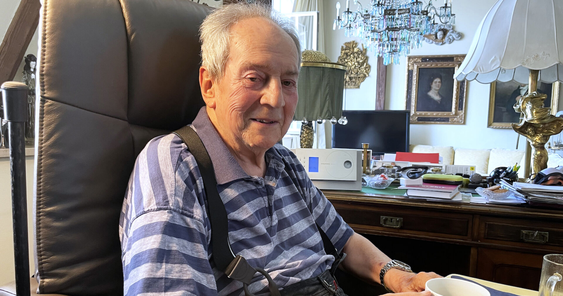 Ein alter Mann namens Otto Schenk sitzt in einem Lehnstuhl