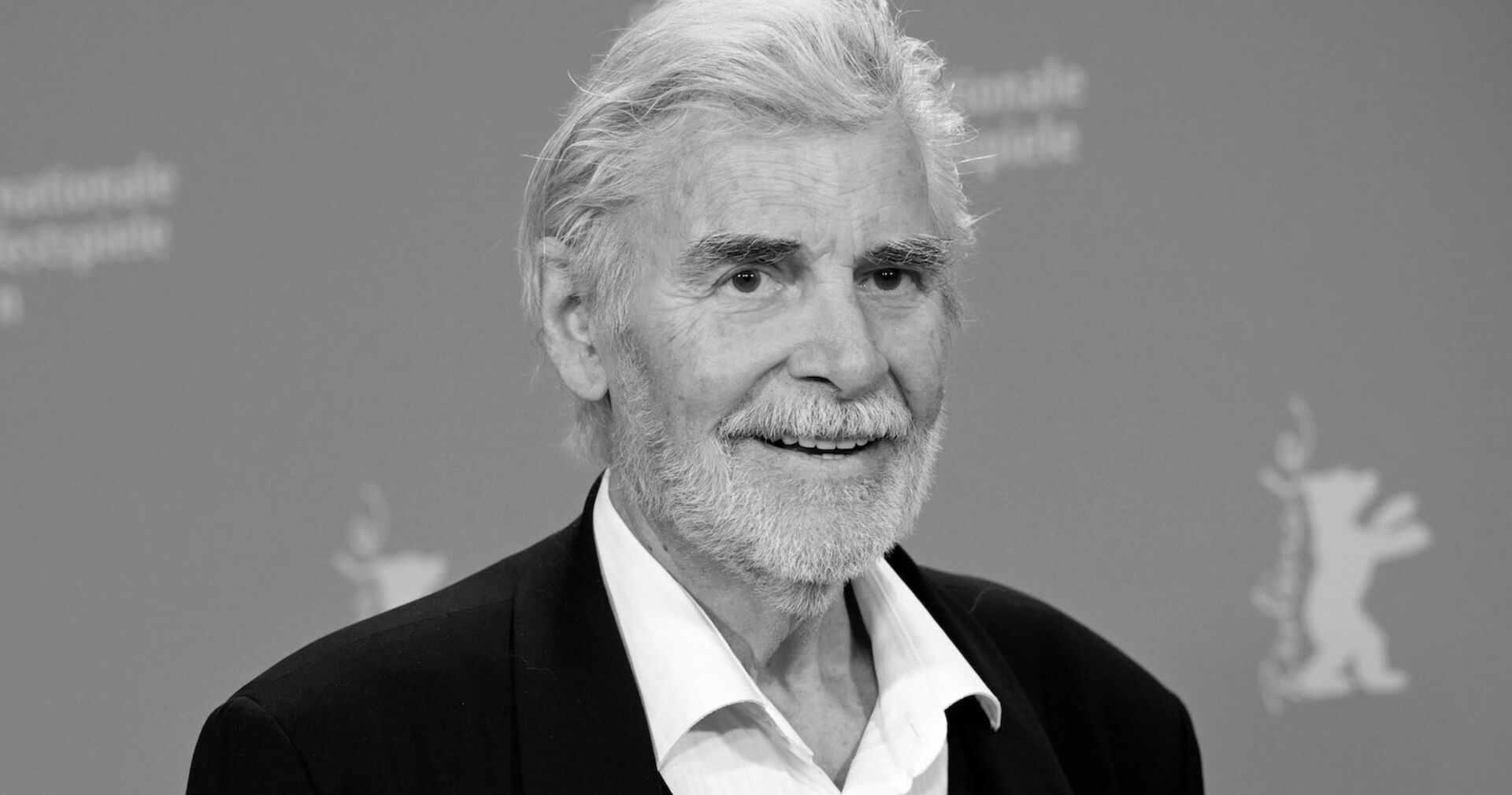 Schwarz weiß Bild des verstorbenen Schauspielers Peter Simonischek