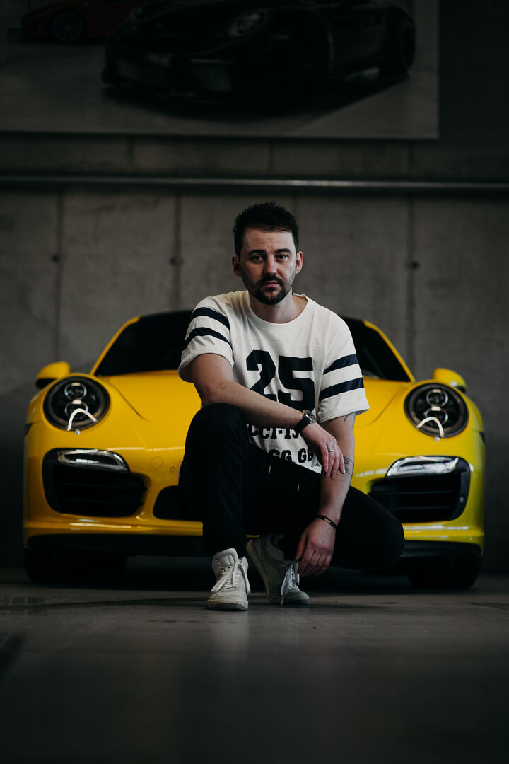 Robert Reindl vor Sportwagen