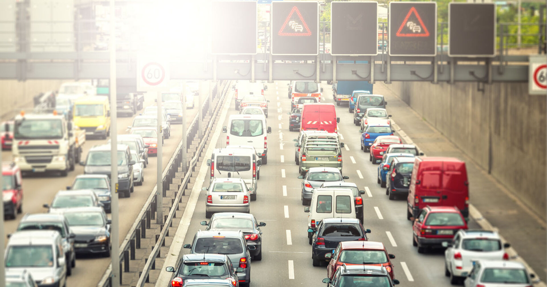 Autos stehen auf einer Autobahn im Stau