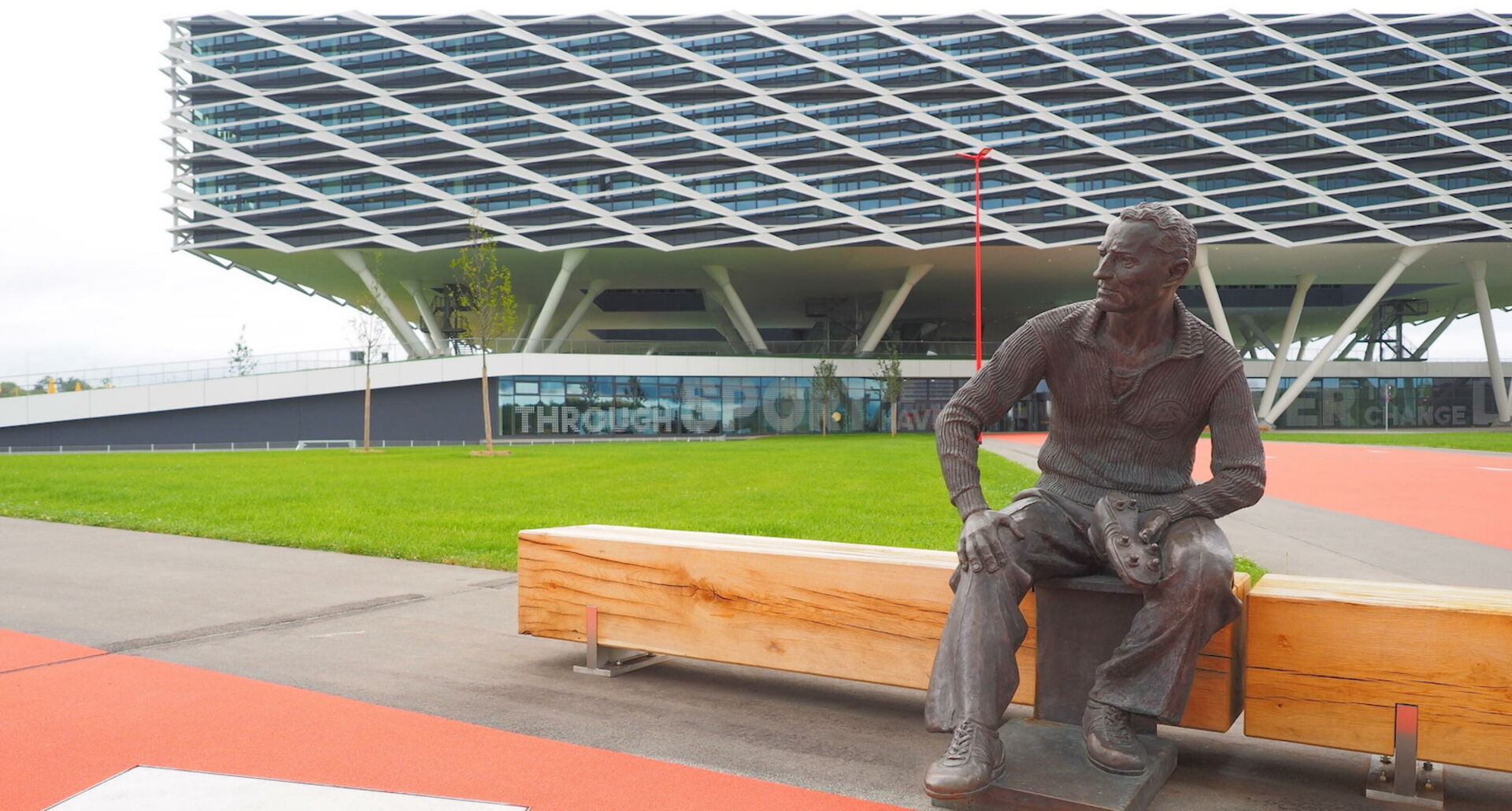 Adolf Dassler gründete adidas in Herzogenaurach, sein Bruder Rudolf zerstritt sich mit ihm und baute im selben Ort die Marke Puma auf.