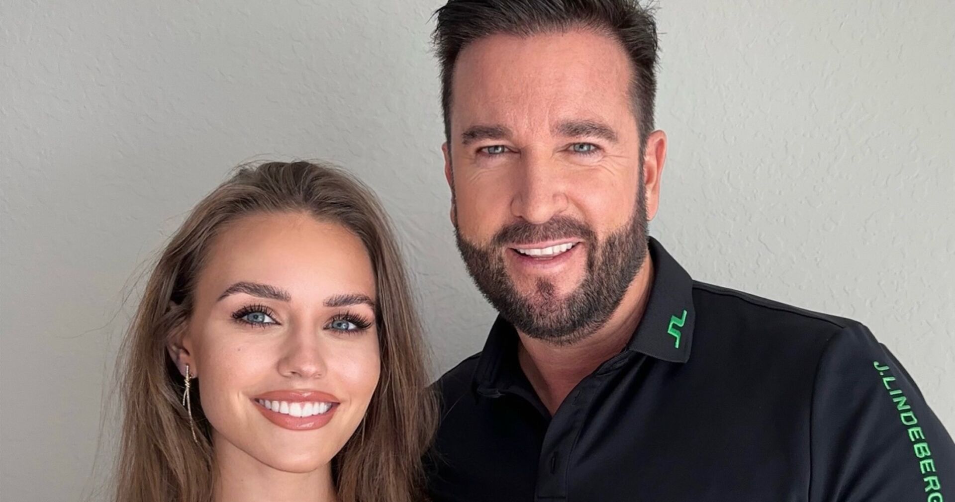 Ein Mann und eine Frau lächeln in die Kamera.