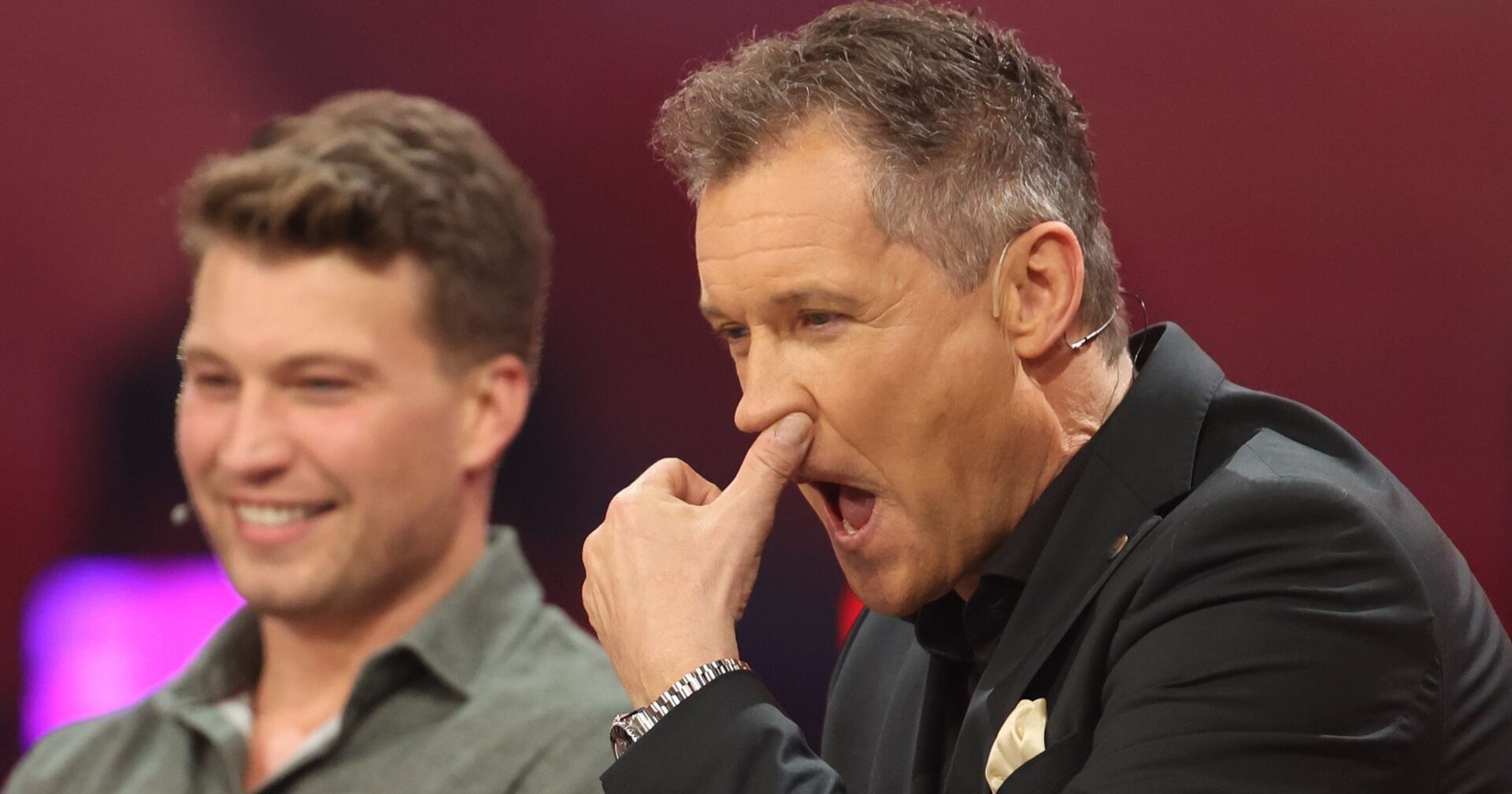 Armin Assinger im Studio von "Verstehen Sie Spaß?". Er greift sich an die Nase.