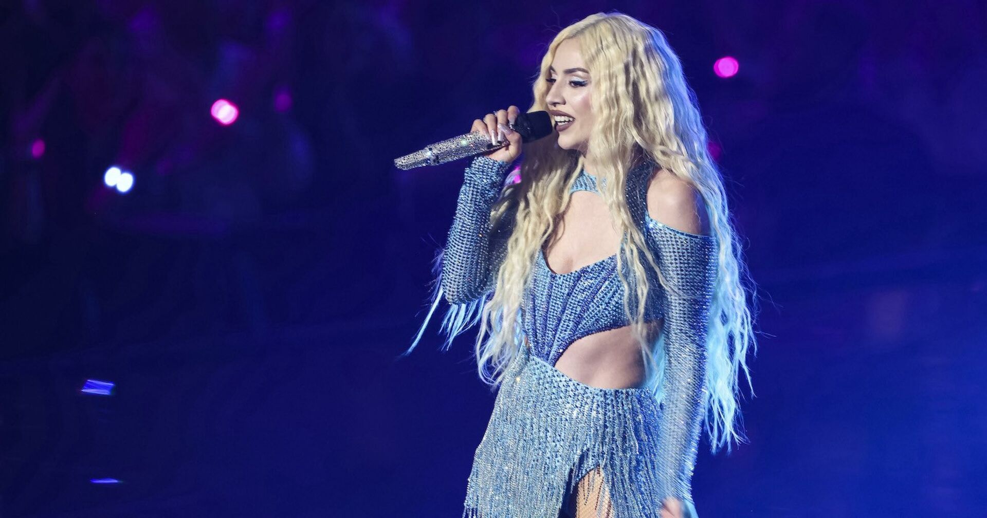 Ava Max performt im Glitzer-Outfit auf der Bühne.
