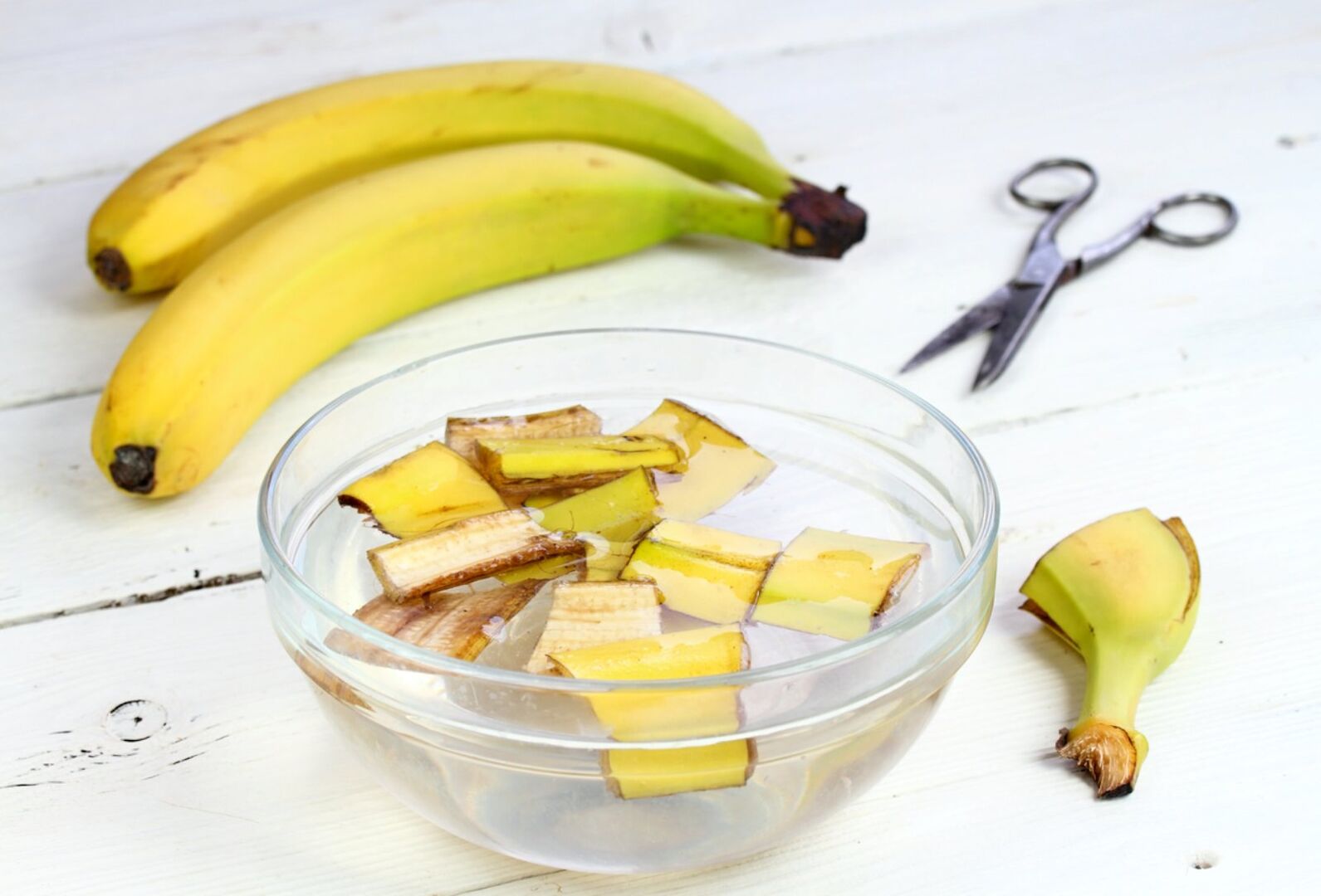 Bananenschale liegt in einer Wasserschale | Credit: iStock.com/svehlik