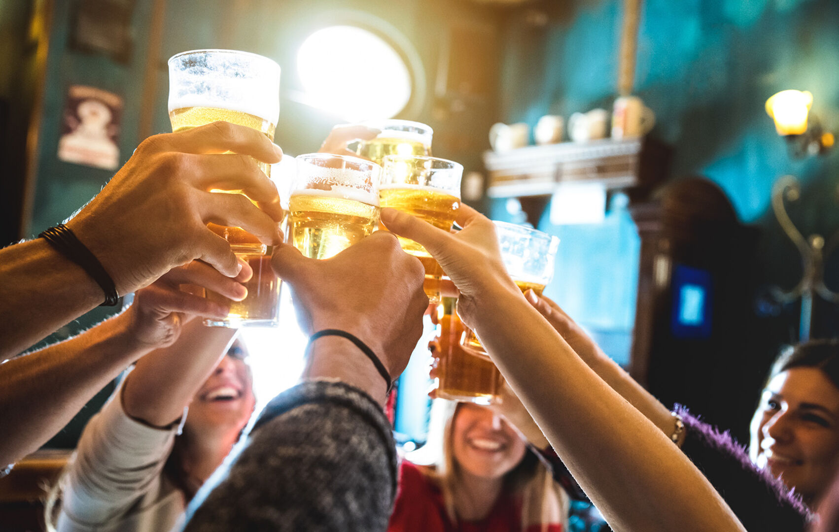 Freunde trinken zusammen Biert | Credit: iStock.com/ViewApart