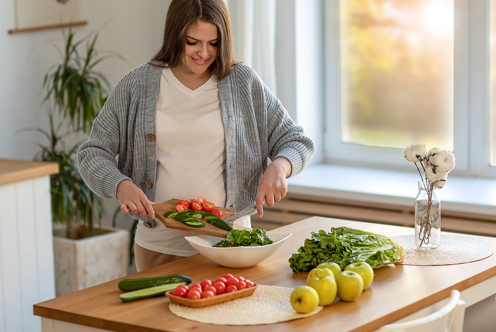 Frau schneidet Gemüse klein | Credit: iStock.com/Ekaterina Naumenko