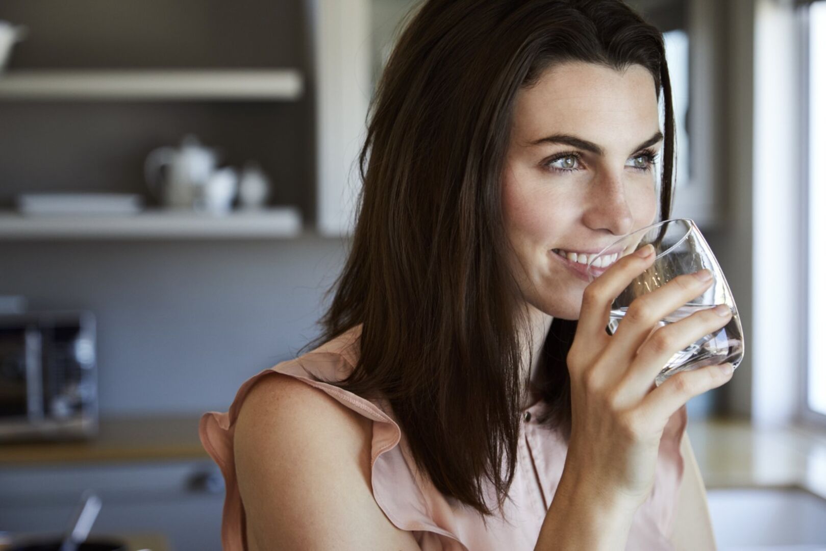 Frau trinkt Wasser | Credit: iStock.com/SanneBerg