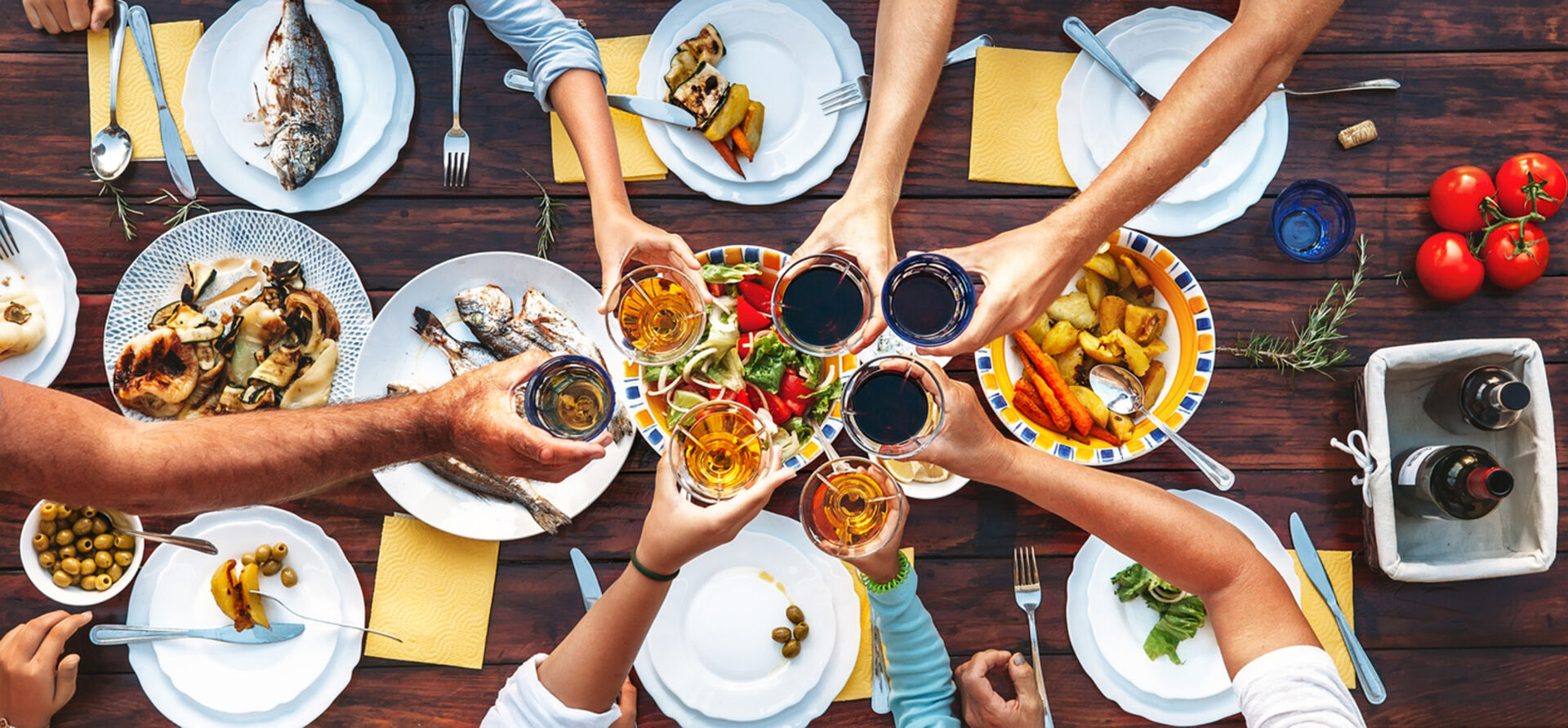 Freunde essen in einem Fischrestaurant | Credit: iStock.com/Solovyova