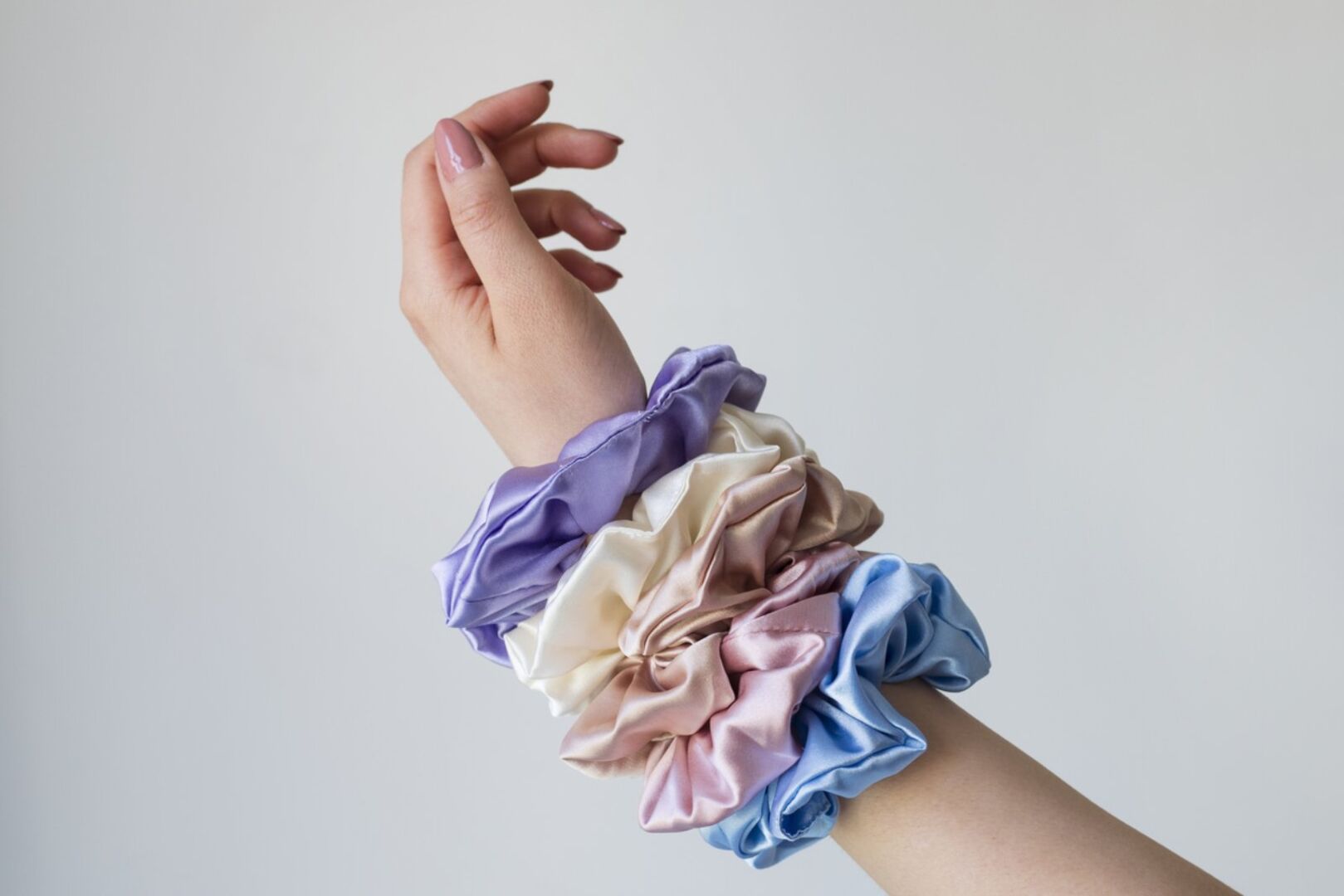 Hand mit vielen Haargummis | Credit: iStock.com/Hazal Ak
