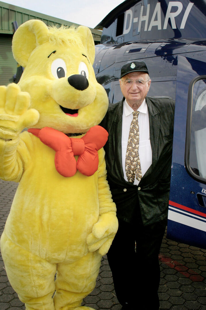 Hans Riegel Junior neben großem Haribo Goldbär