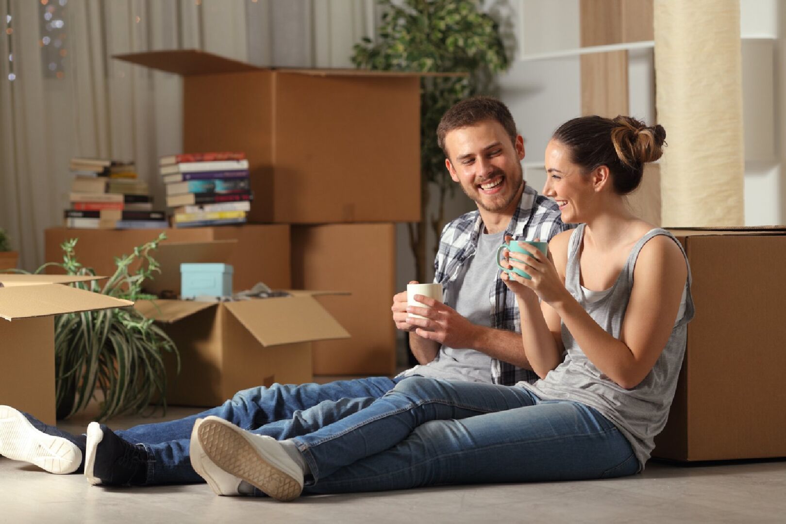 Paar zieht in ein Haus | Credit: iStock.com/AntonioGuillem