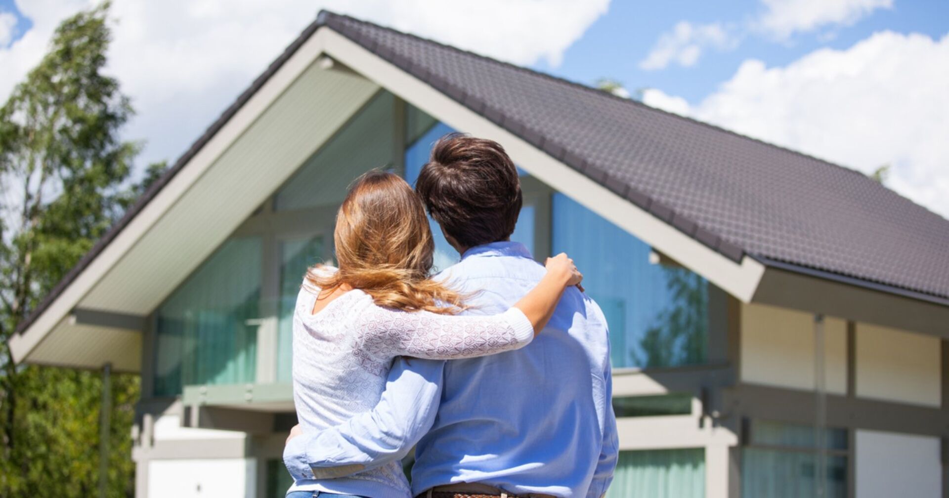 Ein Paar steht vor einem Haus | Credit: iStock.com/ALotOfPeople