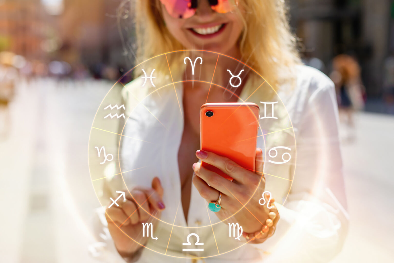 Frau liest Horoskop online | Credit: iStock.com/grinvalds