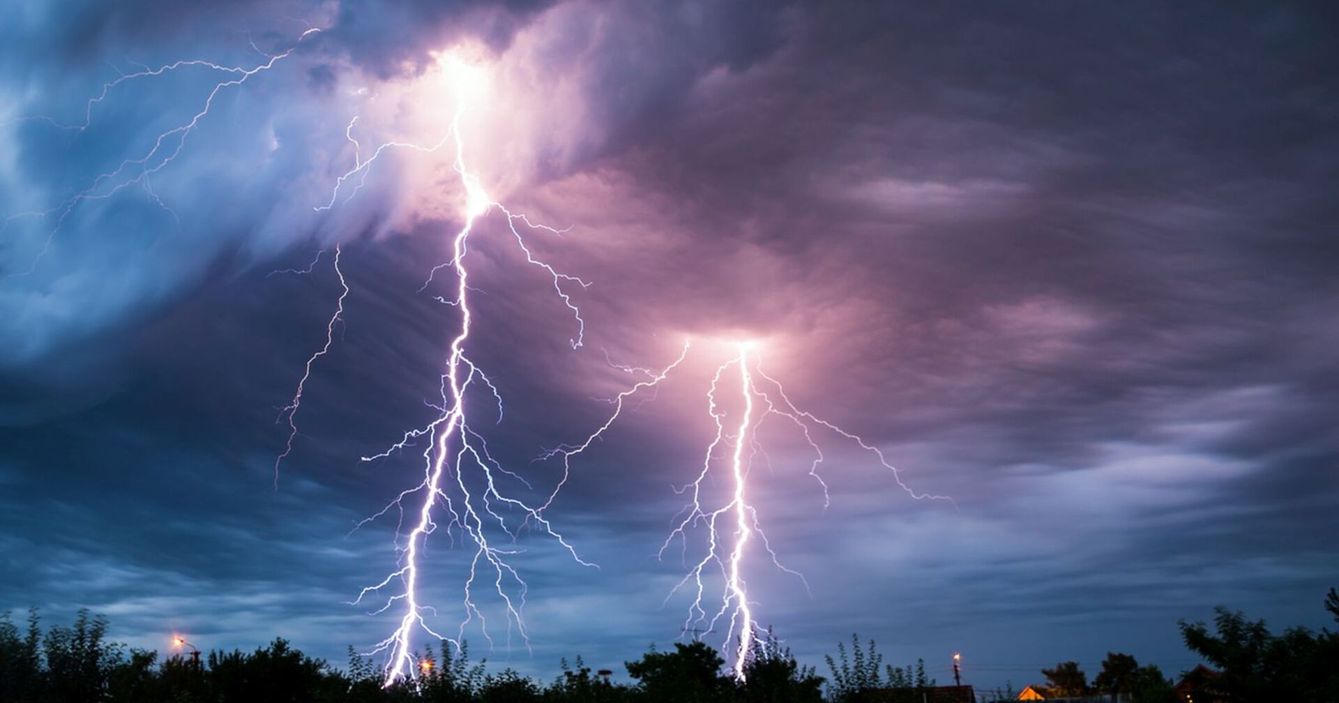 Gewitter mit zwei Blitzen und dunklem Himmel.