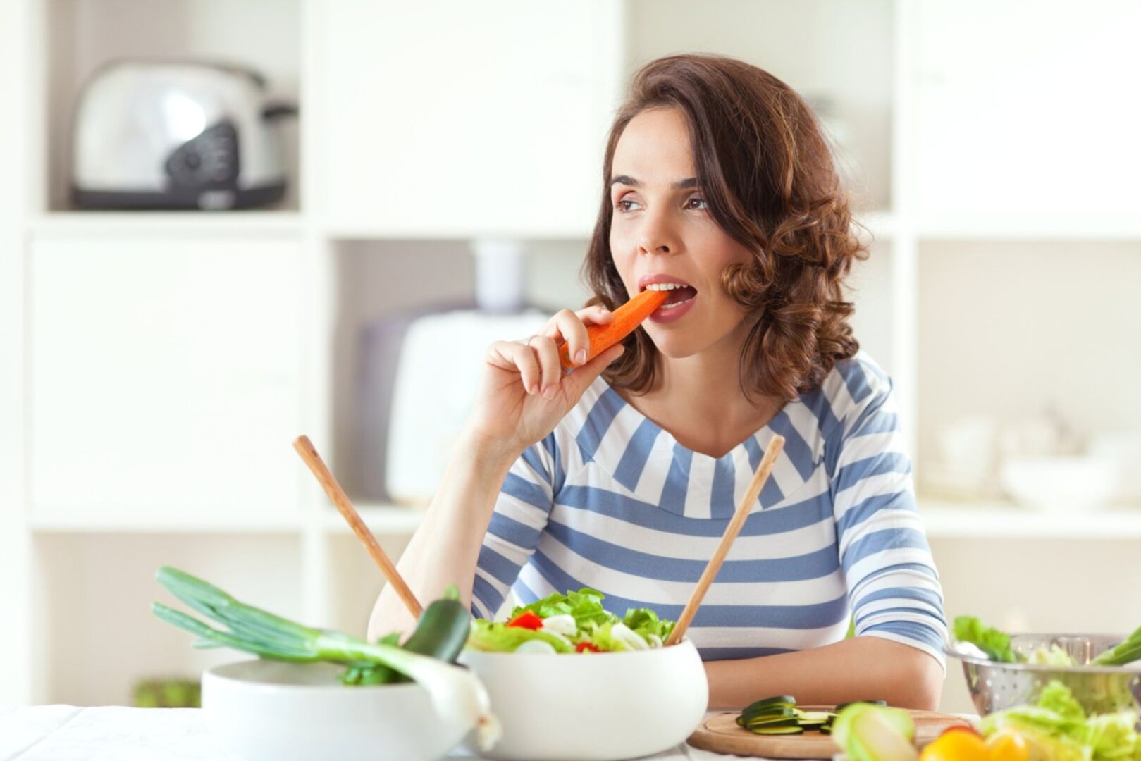 Frau isst Karotten | Credit: iStock.com/bokan76
