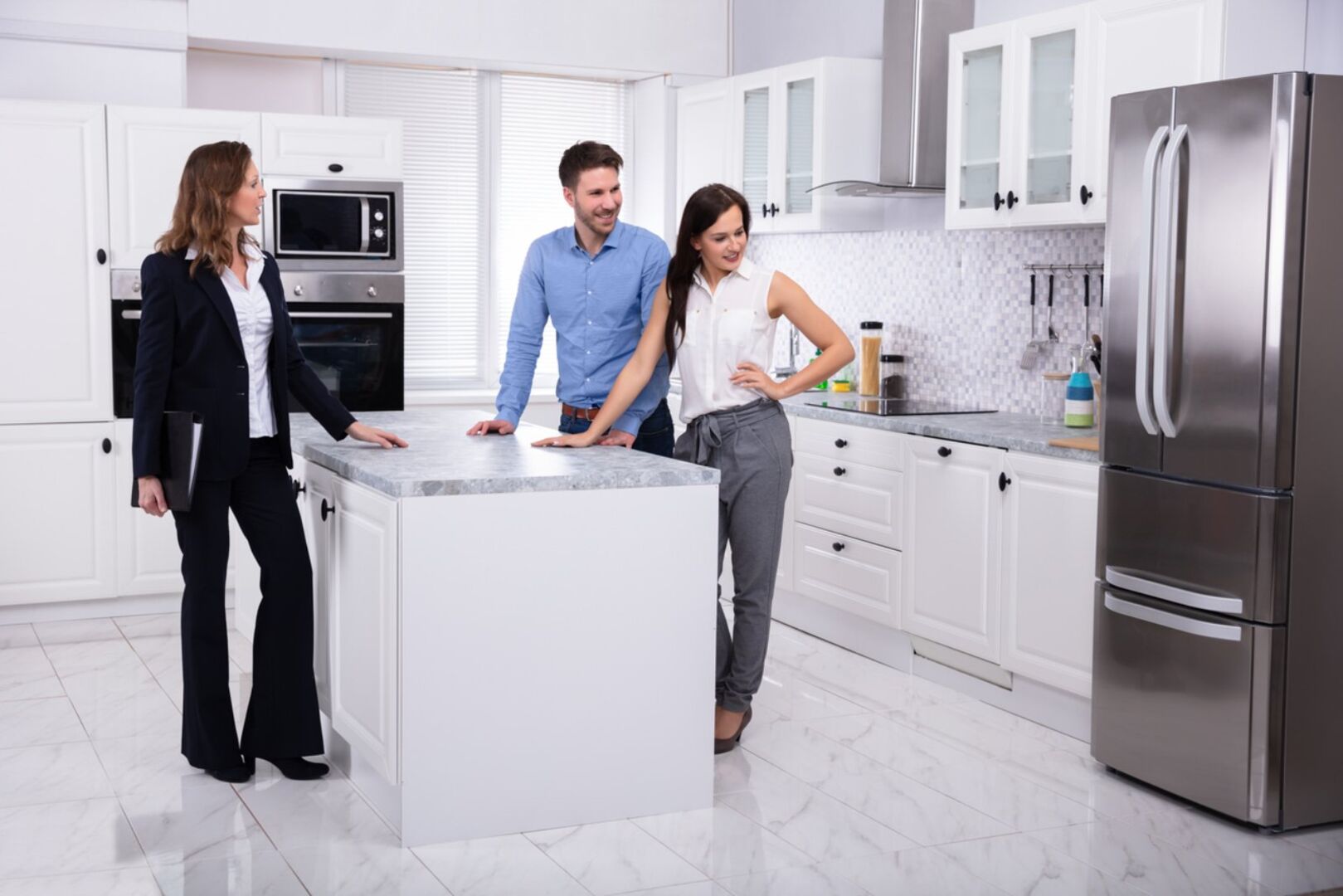 Makler zeigt einem Paar ein Haus | Credit: iStock.com/AndreyPopov