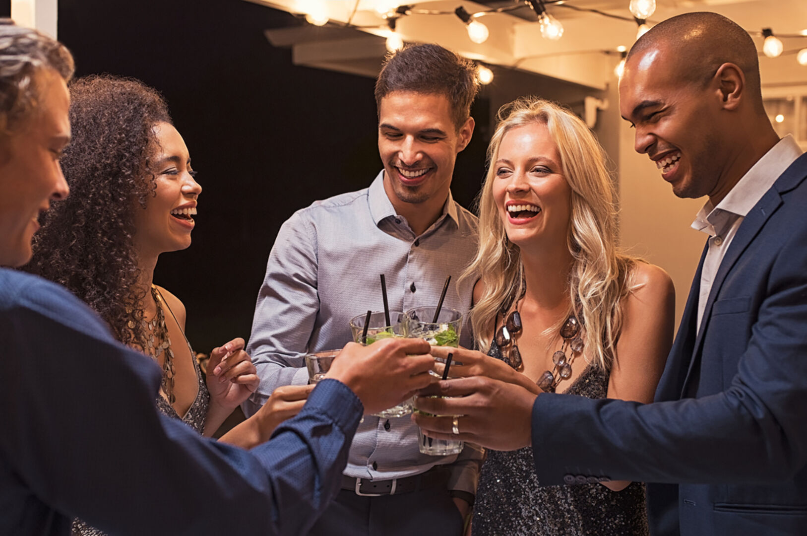 Meeting in einer Bar in Wien | Credit: iStock.com/Ridofranz