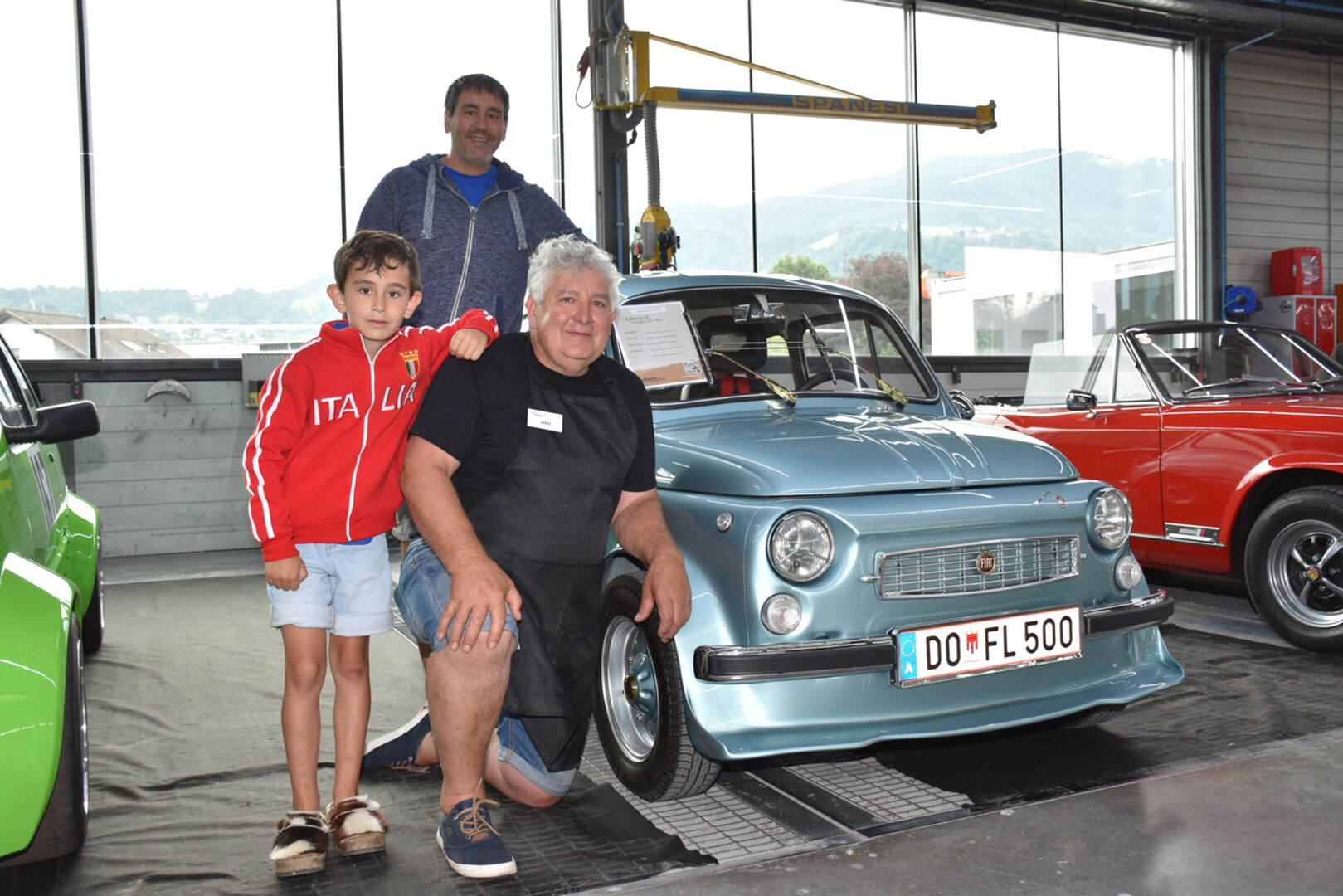 Luciano &amp; Robert Bischof mit Otti Saurer (LakaZe). Seit 20 Jahren wird Fiat 500 Francis Lombardi gepflegt.