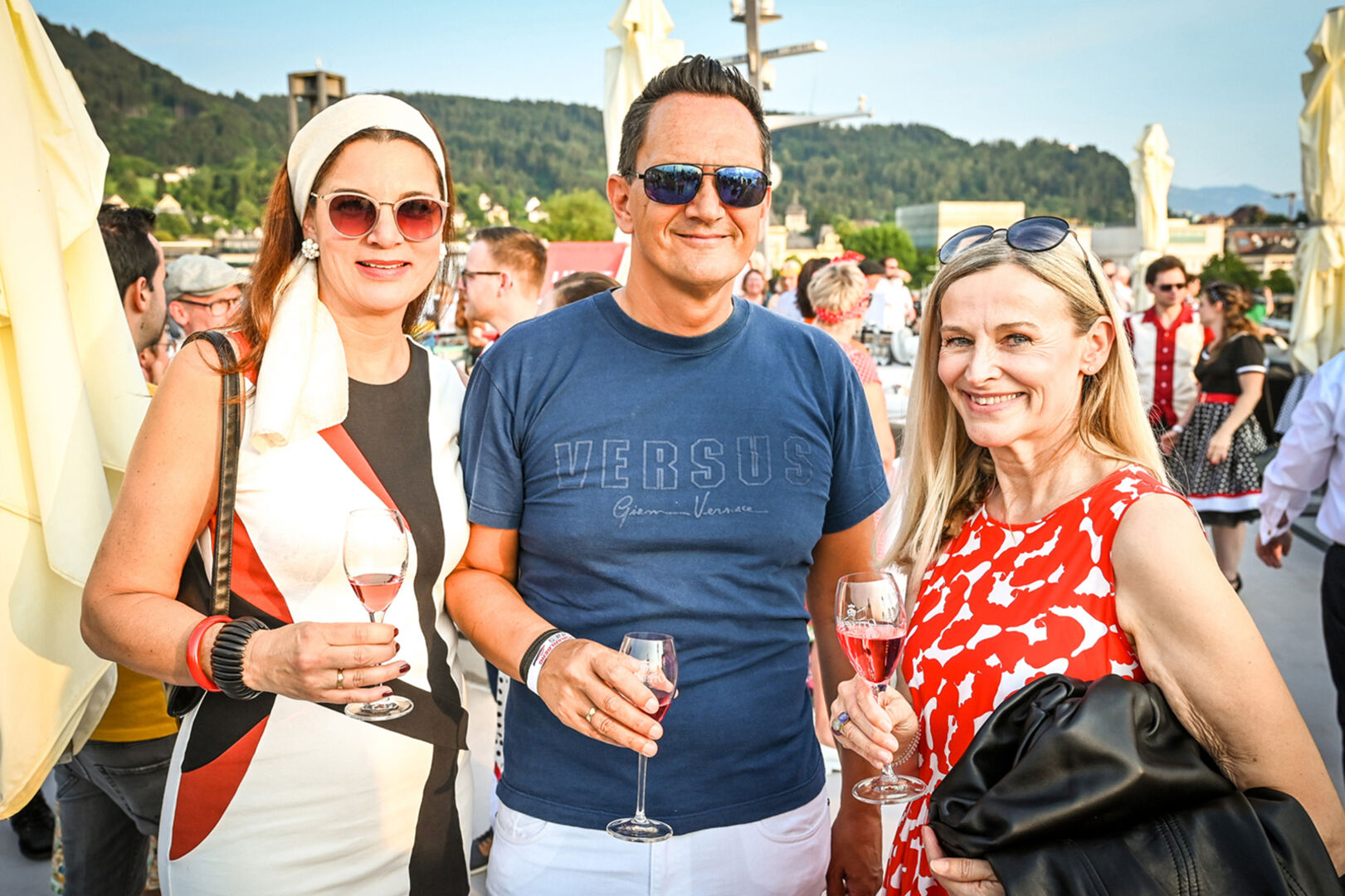 Auf dem 360° Sonnendeck: Susanne und Jürgen Rupp mit Gabriele Rupp