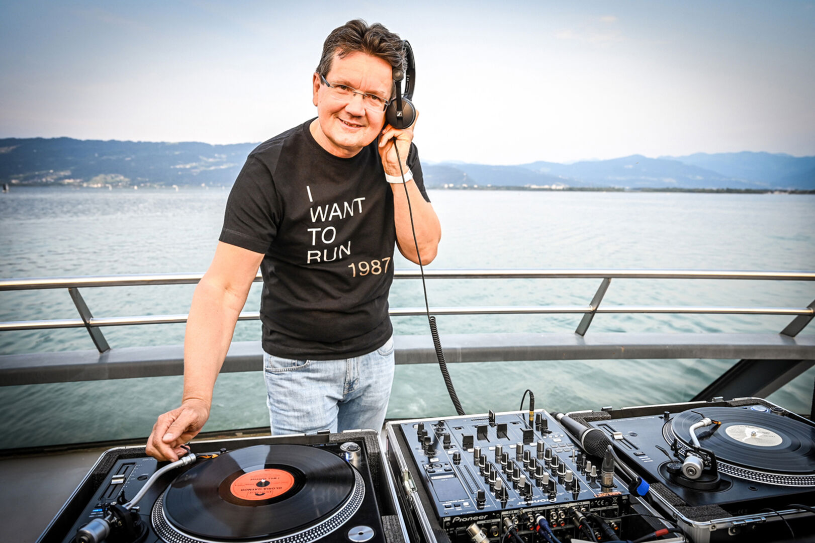 An den Turn­tables, DJ Vinyl Alexandro Rupp (Vorarlberg Lines)