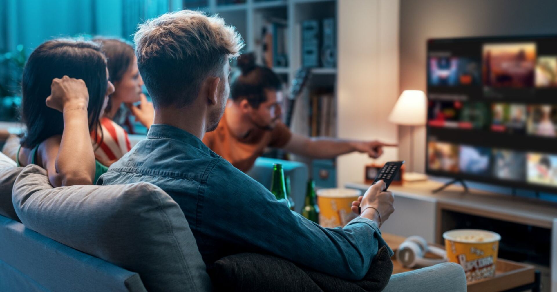 Freunde schauen zusammen Netflix | Credit: iStock.com/demaerre