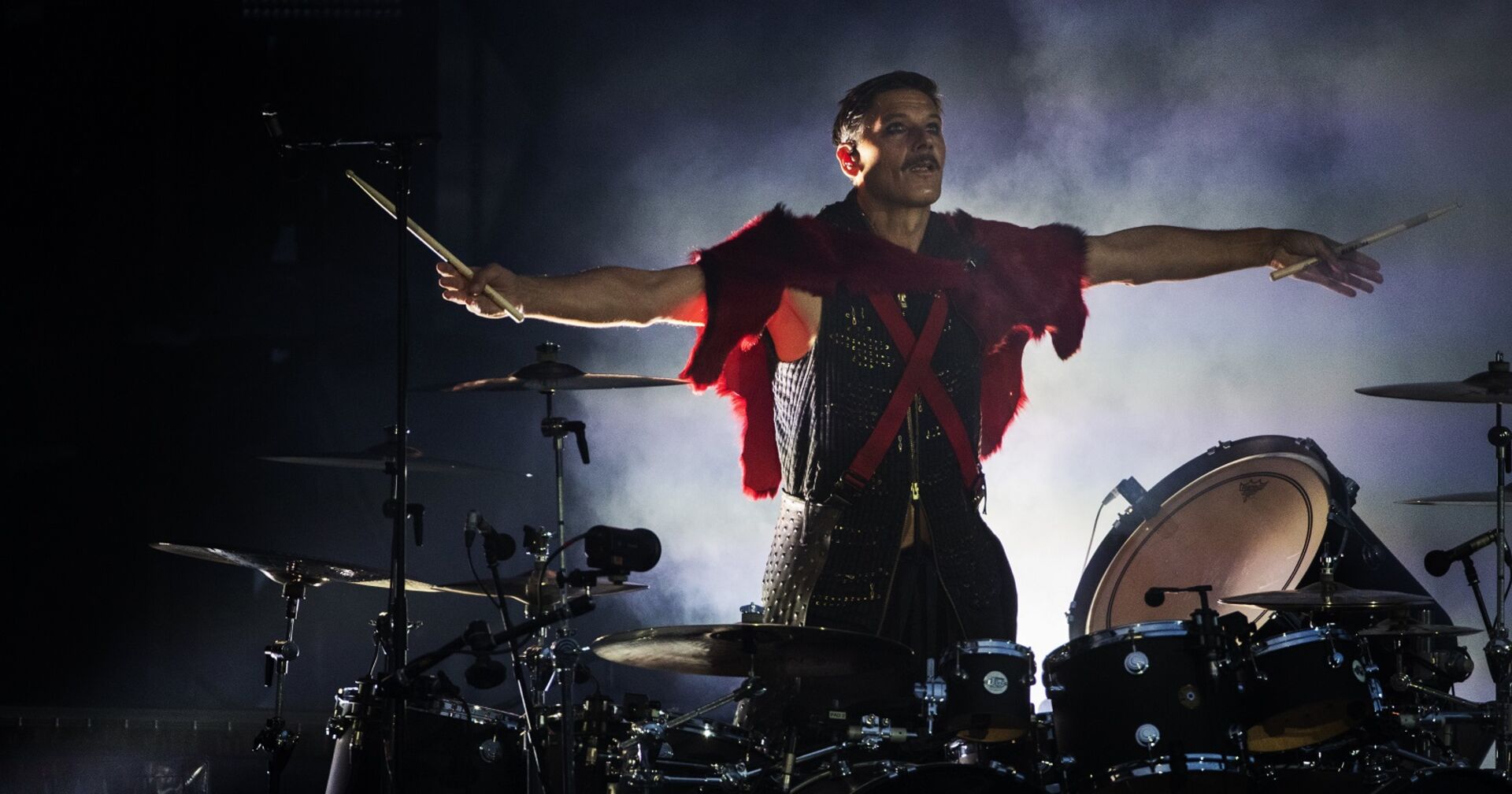 Schlagzeuger Christoph Schneiderhinter seinem Drum-Set während einer Show