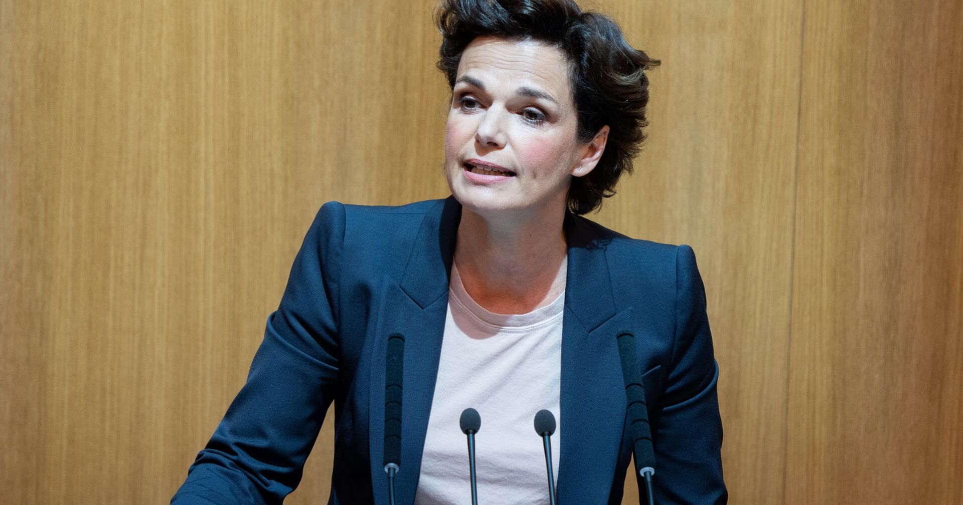 Pamela-Rendi Wagner am Rednerpult des Parlaments