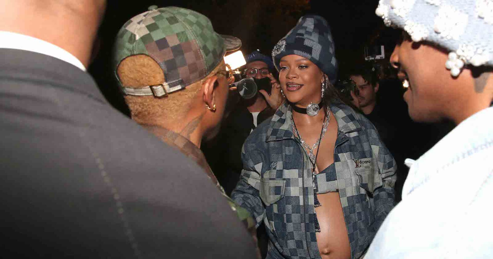 Rihanna mit einem nahezu bauchfreien Louis Vuitton-Outfit.