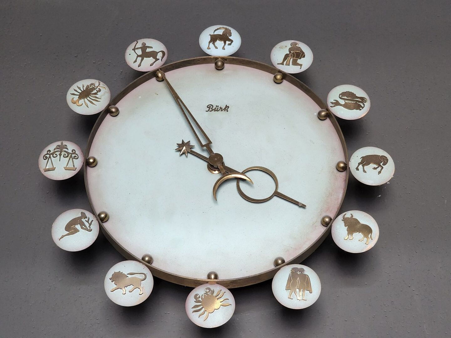 Eine Art Uhr zeigt die Tierkreiszeichen