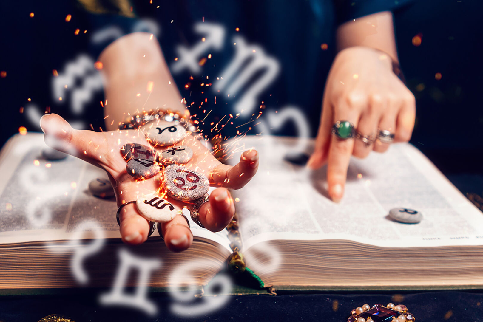 Buch über Sternzeichen | Credit: iStock.com/Ildar Abulkhanov