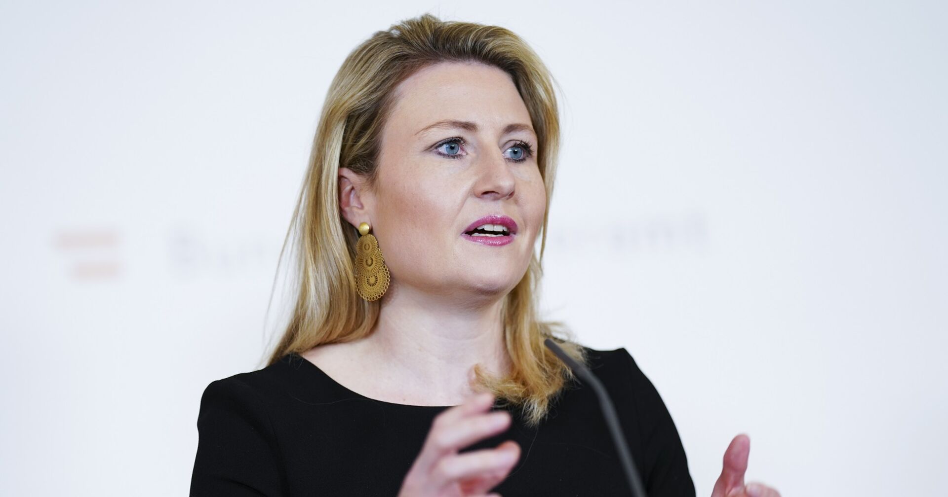 Susanne Raab in Großaufnahme bei einer Pressekonferenz
