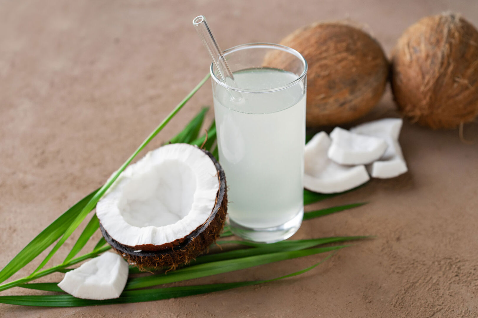 Ein Glas Kokoswasser | Credit: iStock.com/Kristina Ratobilska