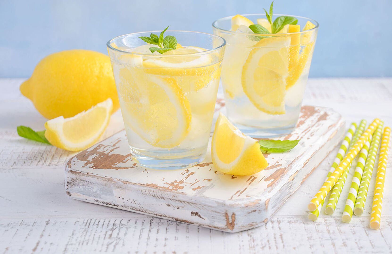 Wasser mit Zitrone | Credit: iStock.com/JulijaDmitrijeva