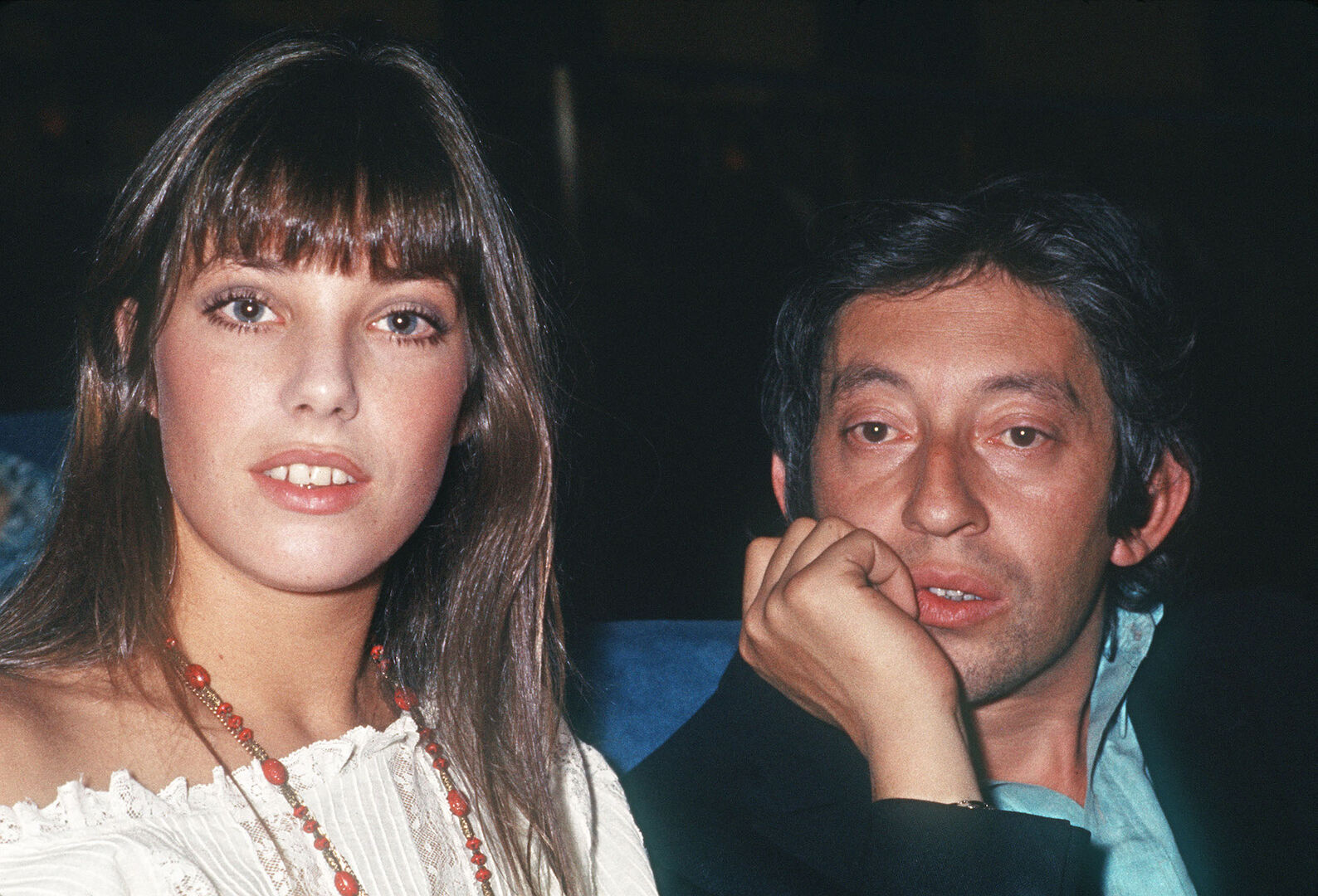 Eine junge Frau mit einem Mann in den 1970er Jahren.