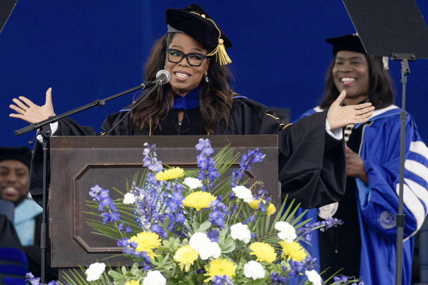Oprah Winfrey bei einer Abschlussfeier