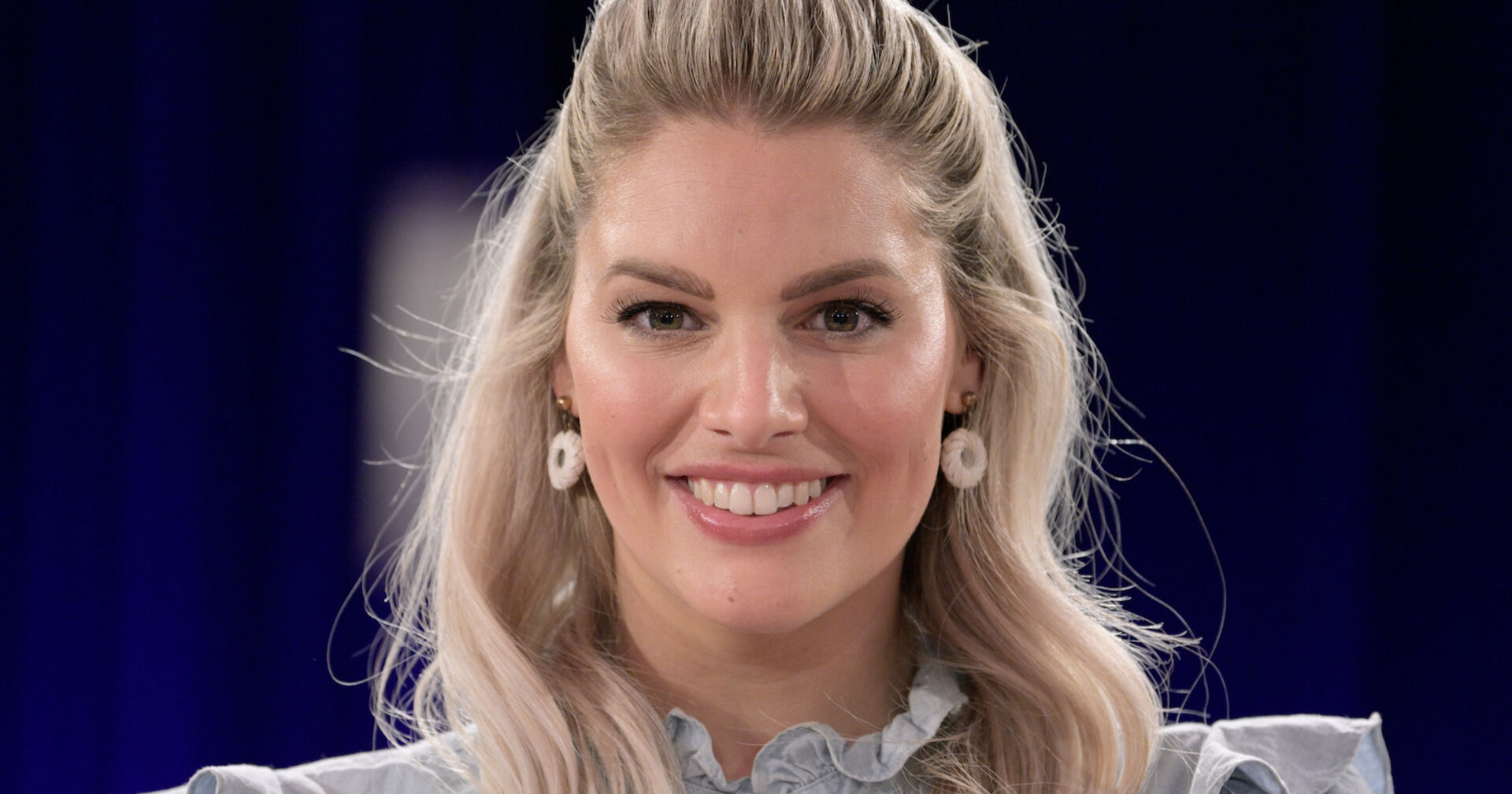 Ein hübsche Frau mit blonden langen Haaren.