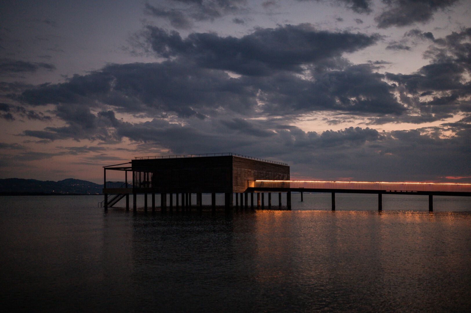 Das Badehaus auf dem See mit À-la-Carte-Restaurant verfügt über 60 Innen- und 60 Außenplätze und ist auch für Veranstaltungen buchbar.