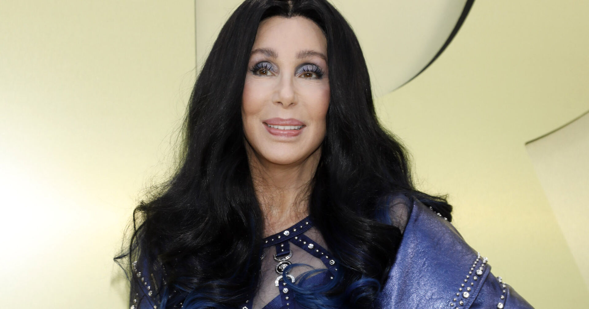 Eine ältere Frau mit langen schwarzen Haaren.