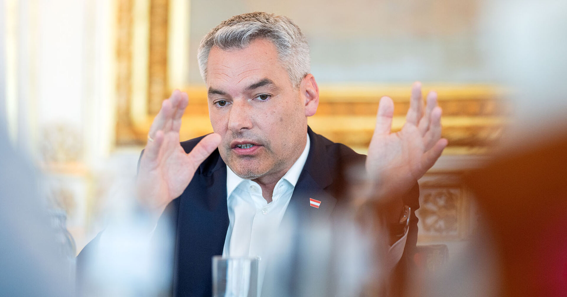 Bundeskanzler Karl Nehammer im Rahmen eines sogenannten "Kanzlergespräches" mit Medienvertretern im Bundeskanzleramt