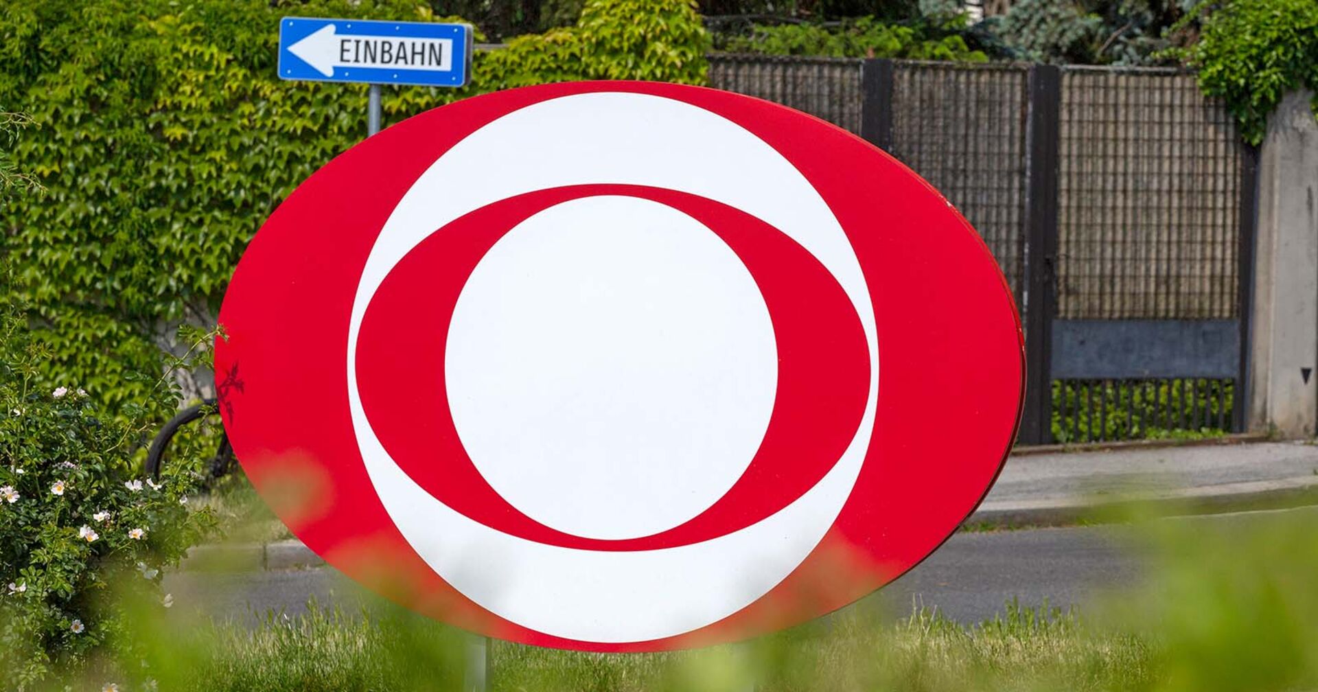 ORF-Logo vor dem ORF-Zentrum am Wiener Küniglberg.