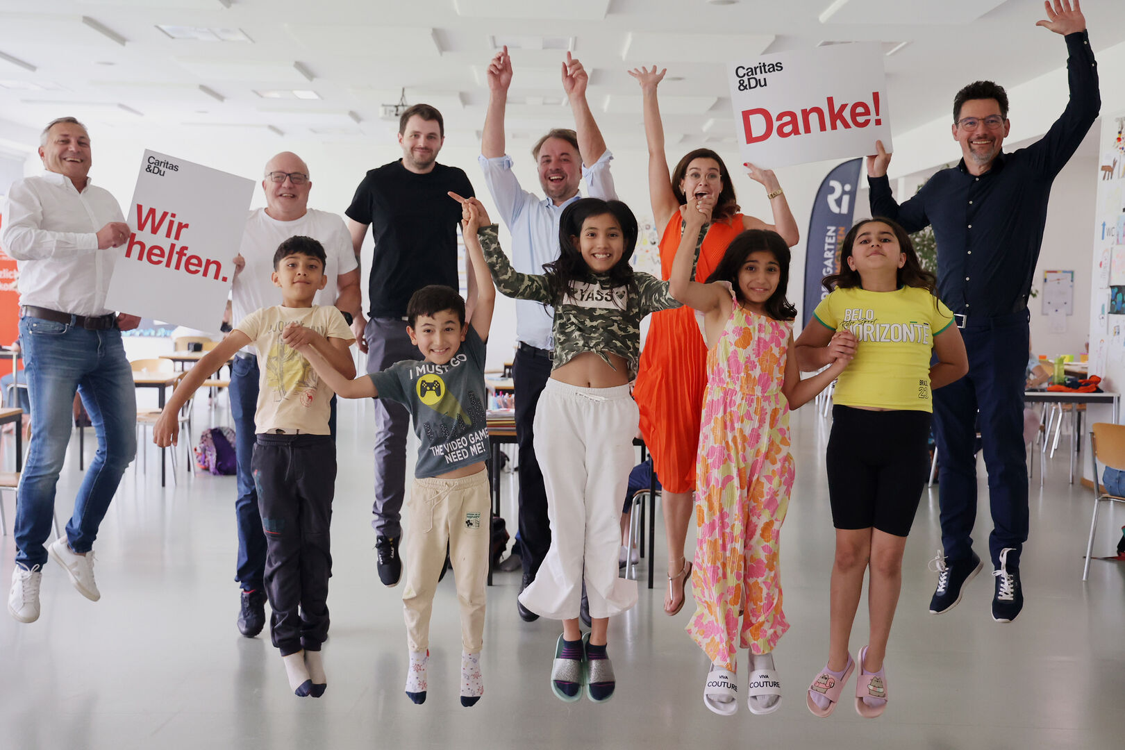 Vertreter von Kärntner Sparkasse, Caritas und Kinder