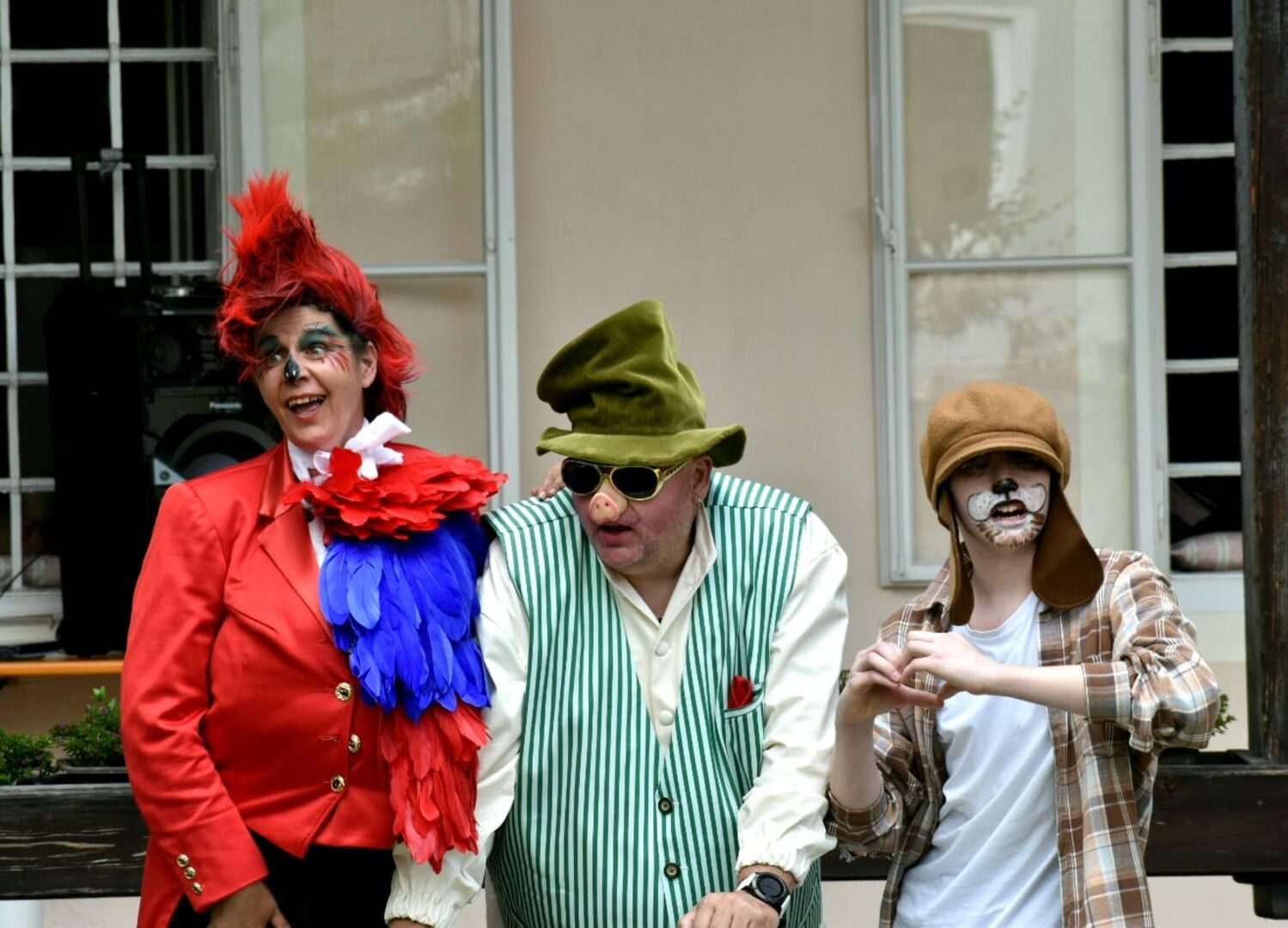 Darsteller in Kostümen: Papagei, Schwein, Hund